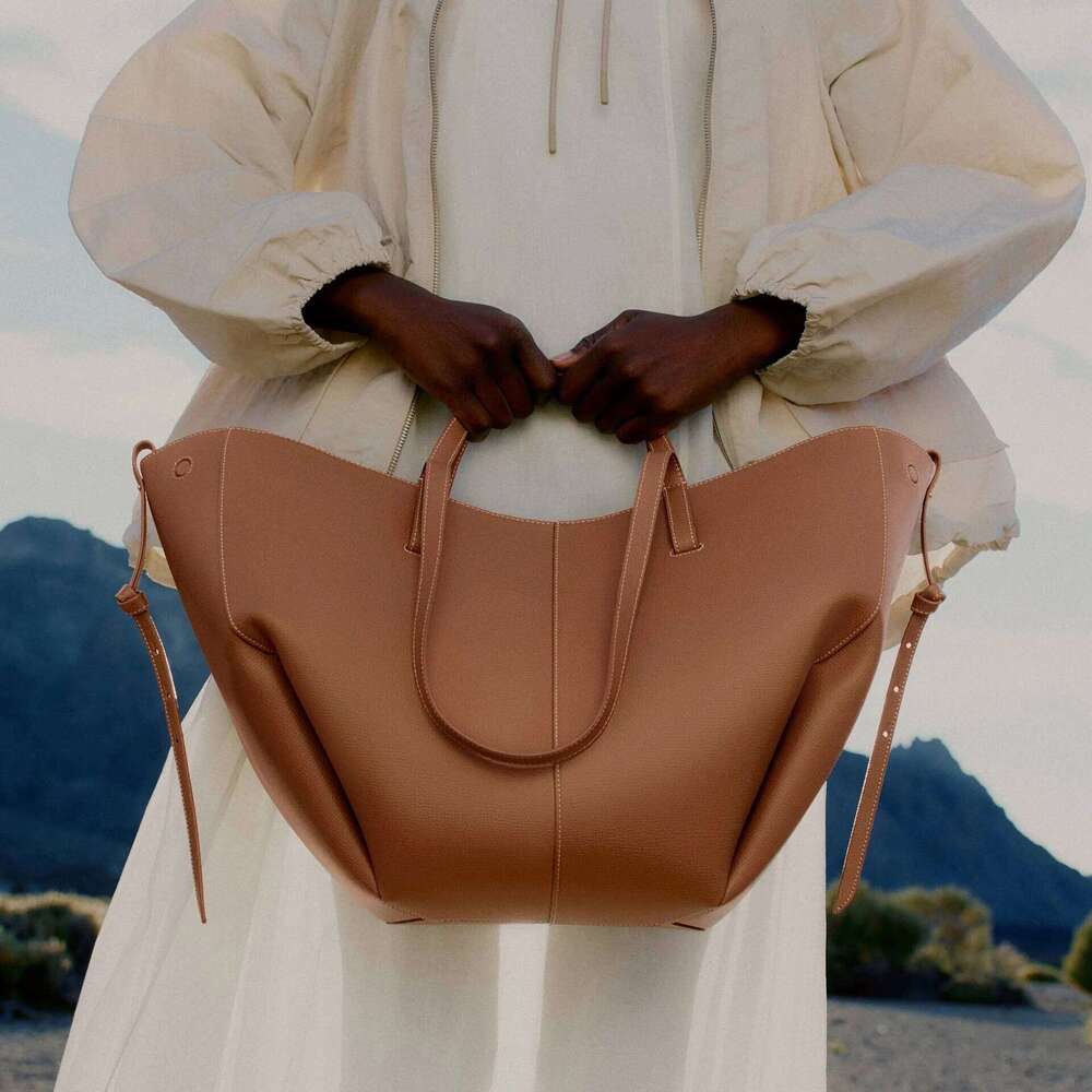 Designer Bags 2025 Elegant Classic Style Large Capacity Wing Crossbody Handbag Retro European American Niche Bucket Armpit Tote Bag Fashion Luxury Bag