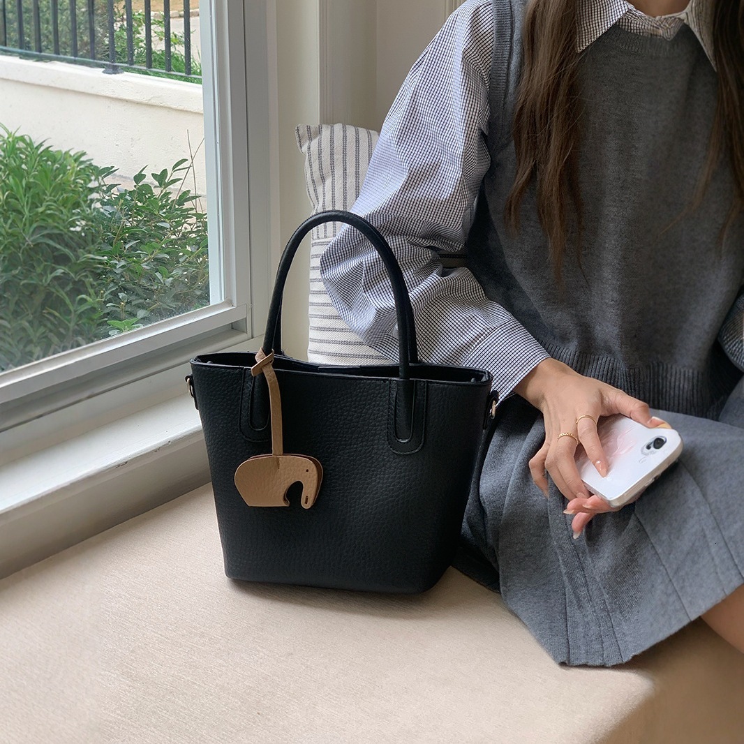 designer High-Quality Texture Large Capacity Bucket Bag for Women New 2025 Summer Niche High-End Lazy Commuter Shoulder Crossbody Bag