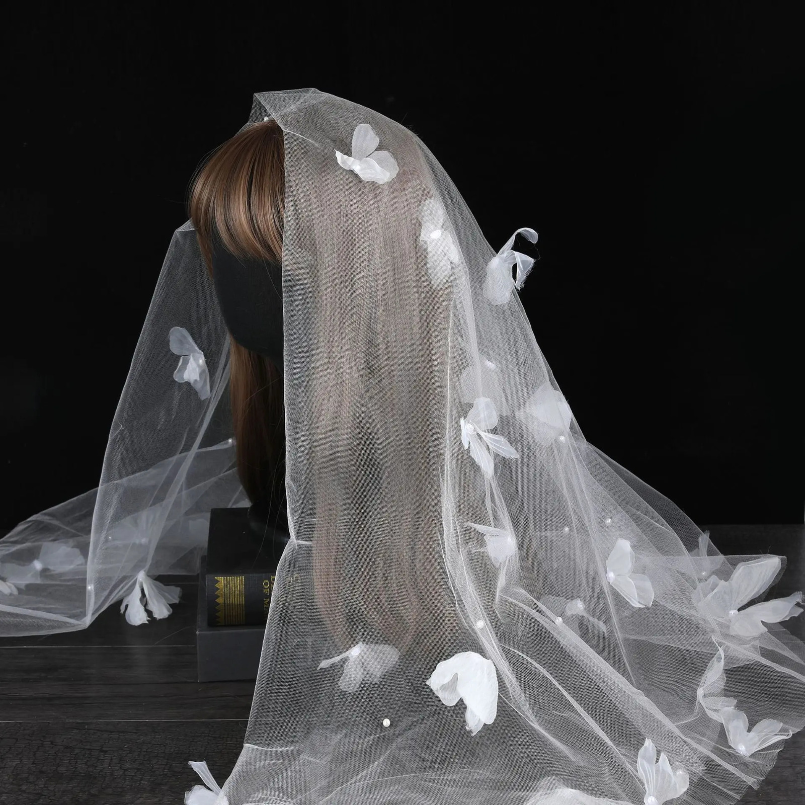 Sweety Pearls One Layer Long Shoulder Length Veils 3D Butterfly Appliques Wedding Veil Applique Edge Velo De Cabeza Bride Voile 250530