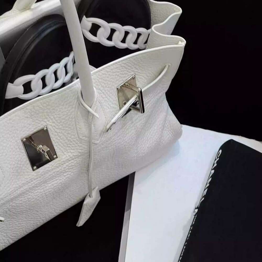 New Trendy Fashion Versatile White Litchi Grain Commuter Lock Design Single Shoulder Handbag