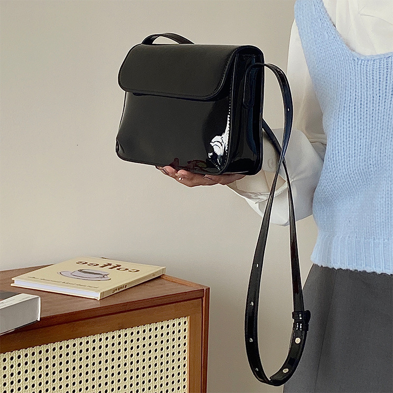 designer Hong Kong Style Retro Underarm Bag for Women, Autumn and Winter New Red Patent Leather Handbag, Shoulder Bag, Crossbody Bag, Small Square Bag