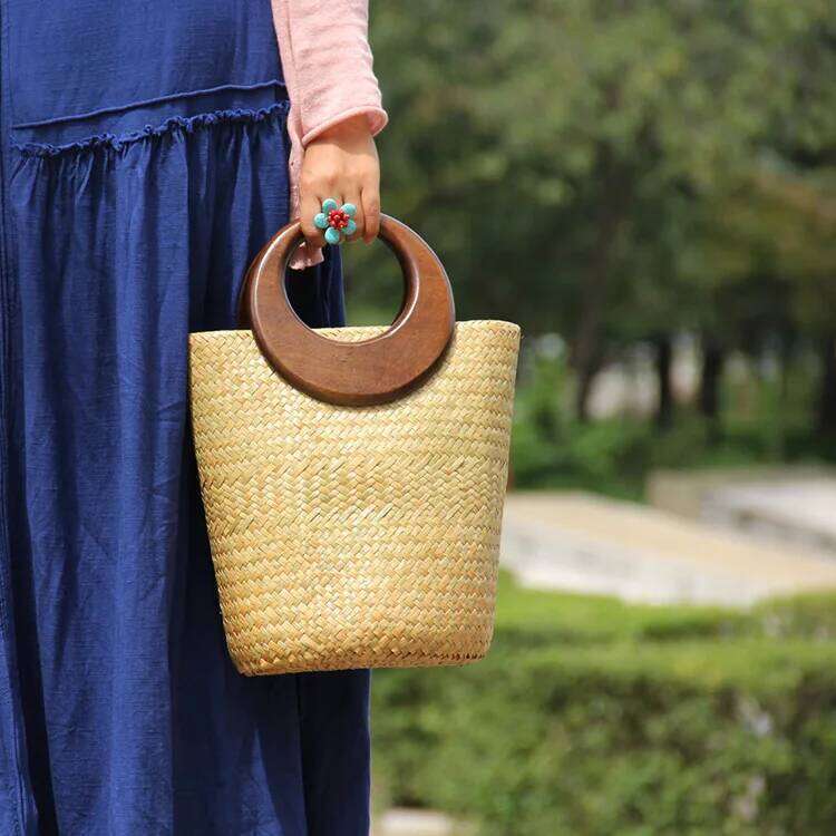 New Bucket Woven Women's Rattan Straw Bag Leisure Holiday Wooden Handle Handbag