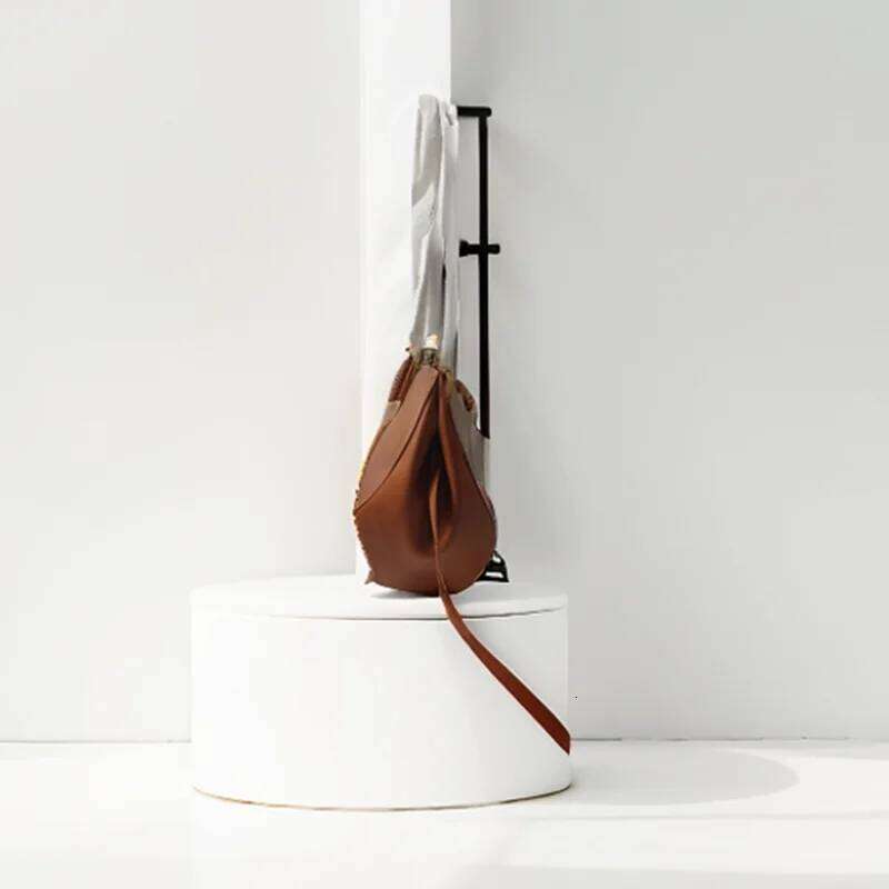 Classic Elegant Style Large Capacity Wing Crossbody Handbag Retro European American Niche Bucket Armpit Tote Bag Fashion