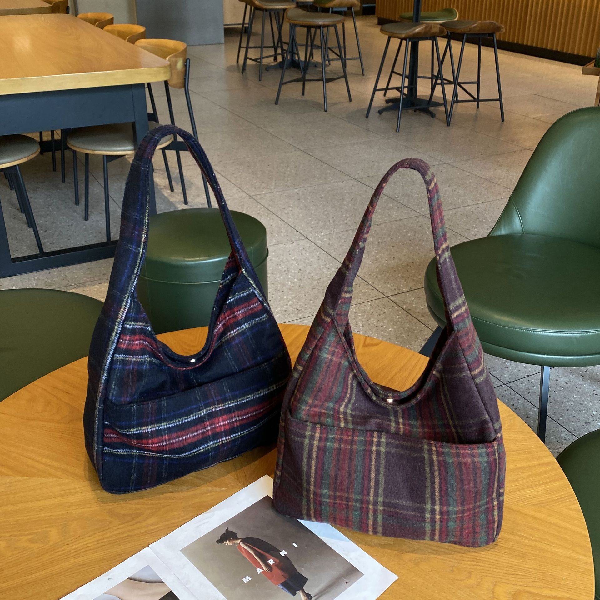 designer Versatile Ins Style Crossbody Bag for Women 2025 New Trend Retro Wool Plaid Tote Bag College Style Large Capacity Bag