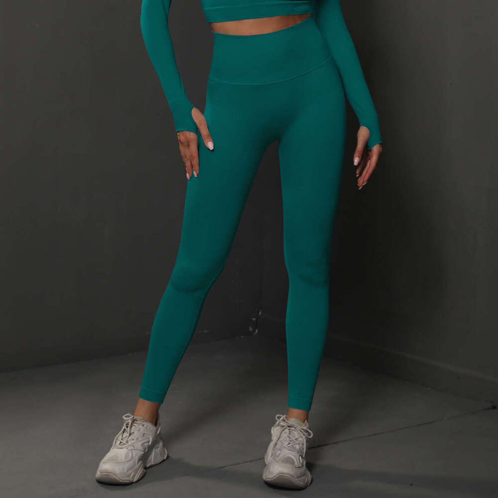 Spring Knitted Seamless Peach Tight Yoga Pants for Women, High Waist Hip Show Running Fitness Pants, 2025 New Style, Unique and Elegant Clothing