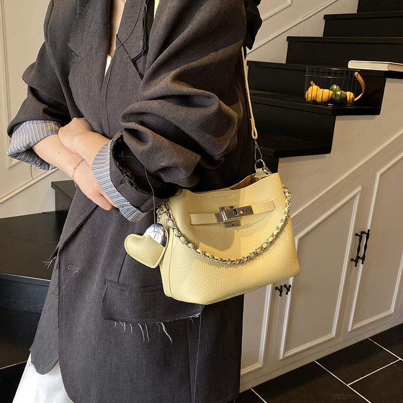 designer High-End Texture Fashion Handheld Bucket Bag 2025 Spring New Simple Shoulder Bag Trendy Casual Crossbody Bag