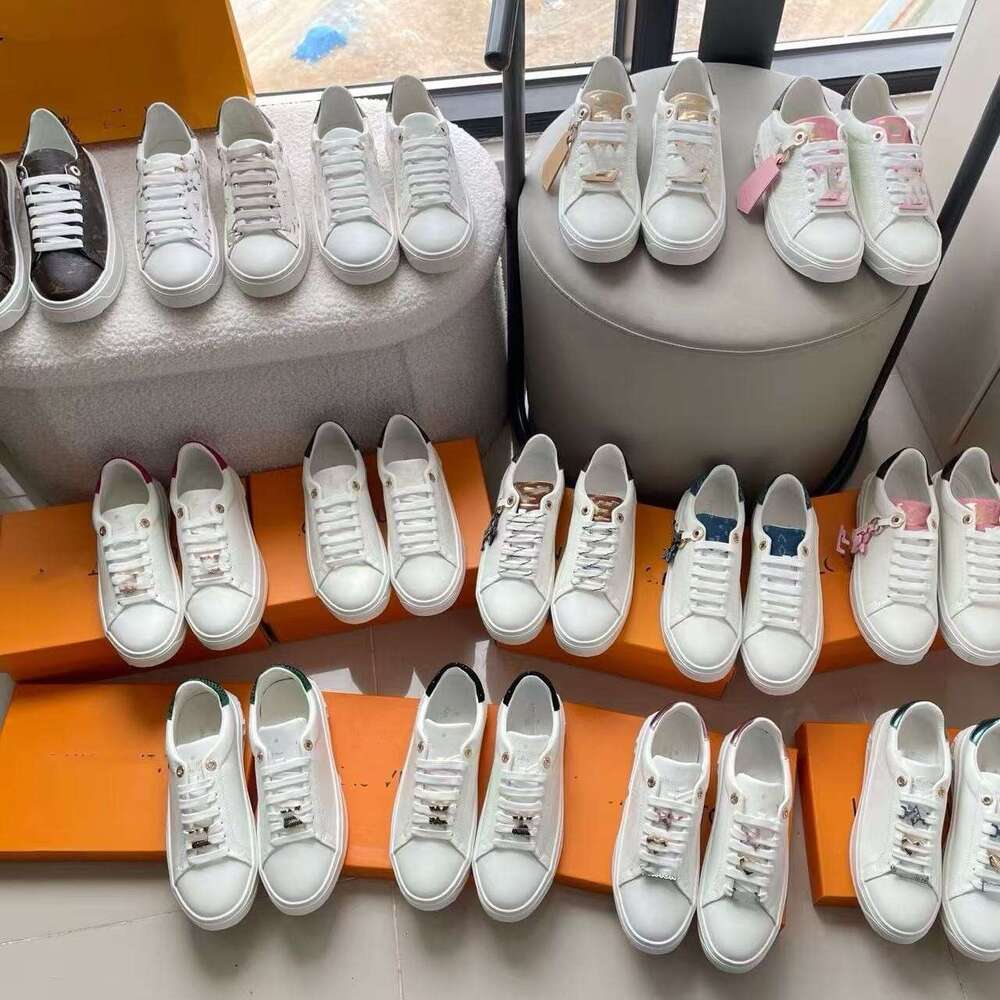 L Brand Casual Sports Style White Sneakers 2025 New Flat Comfortable Fashion Versatile Couple's Board Shoes with 3D Charms Popular styles