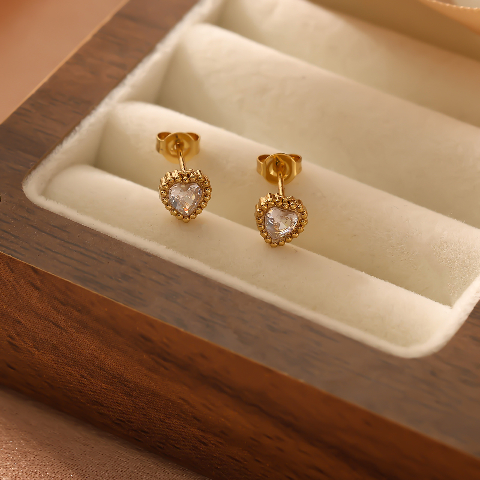 Unique Exquisite Sweet Heart-Shaped Stainless Small with Inlaid Dias Simple Versatile Gold-Plated Titanium Steel Earrings