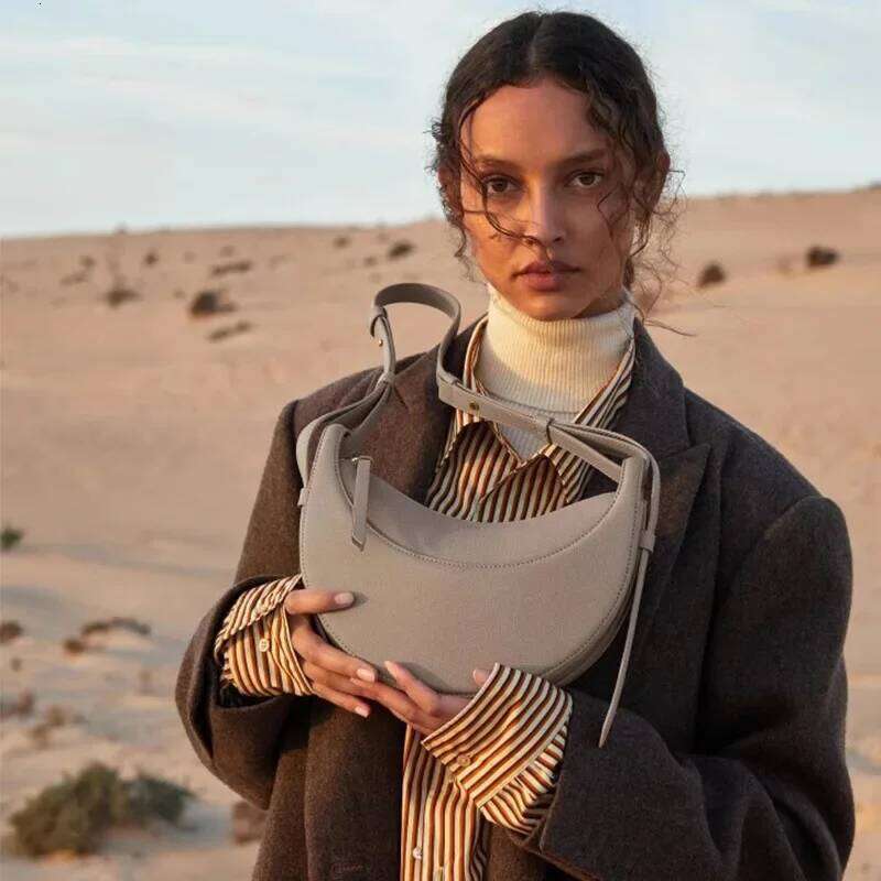 French Niche Design Single Shoulder Crossbody Crescent Bag