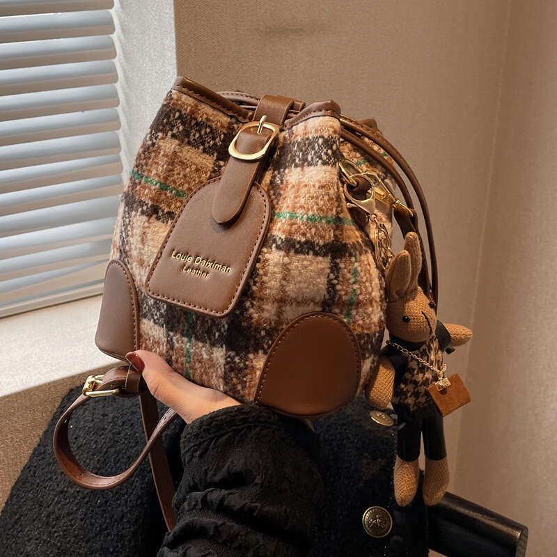 High-End Crossbody Bucket Shoulder Small for Women 2025 Spring Trend Plaid Hot Commuter Women's Bag New Casual Versatile Fashion Clothing