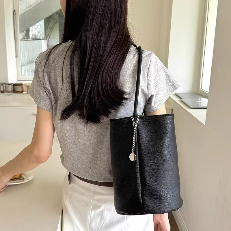 designer 2025 New Korean Niche INS Litchi Grain Soft Leather Simple Bucket Bag Fashion Versatile Shoulder Underarm Bag for Women