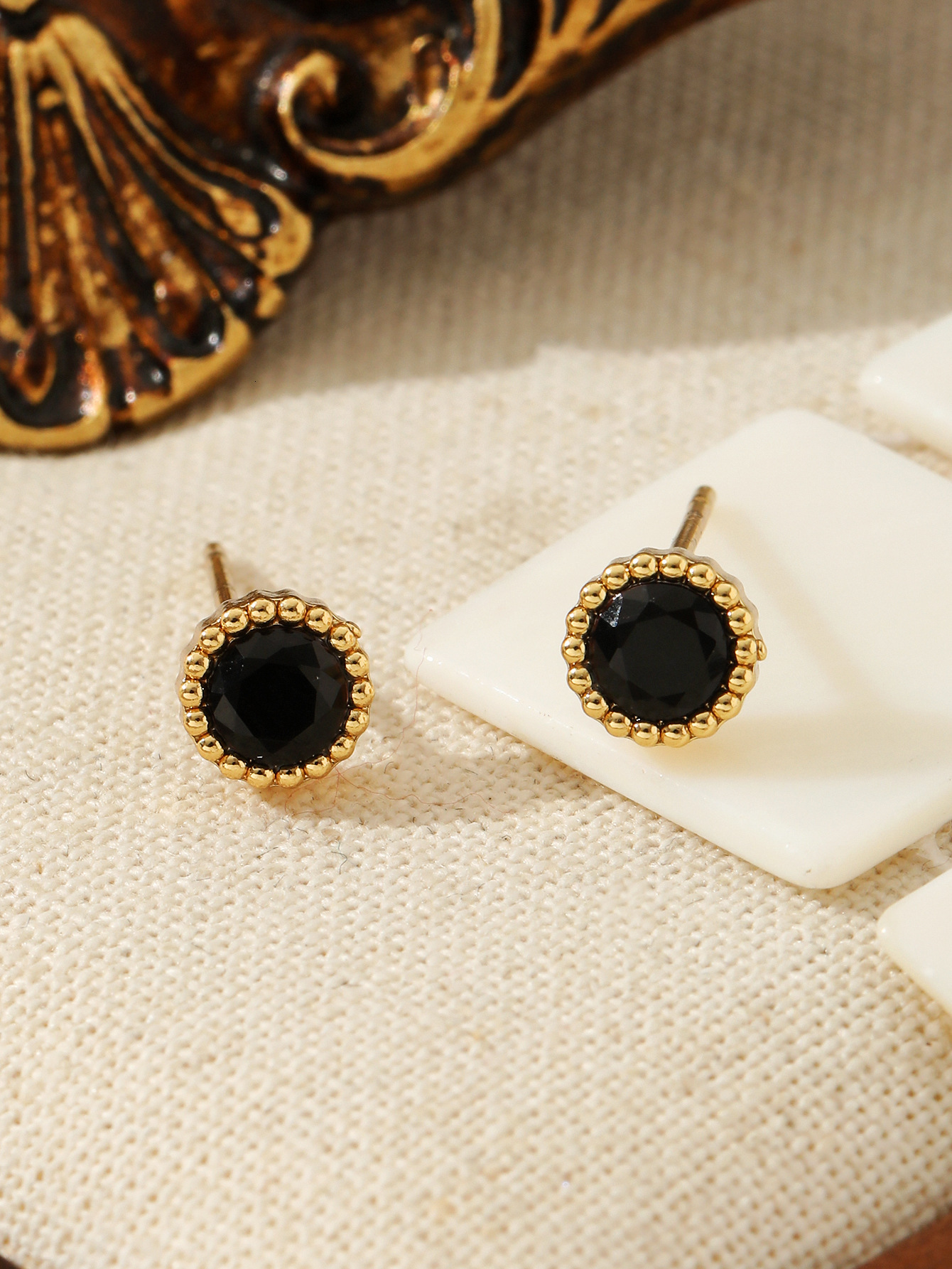 French Elegant Pearl Stud for Women, Titanium Steel, Simple and Versatile Mini Gold-Plated Non-Fading Zircon Cute Earrings