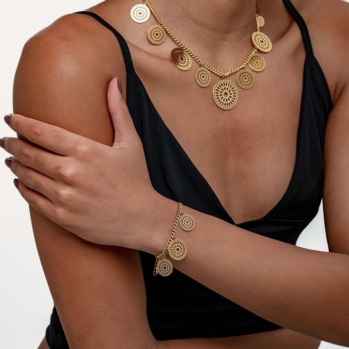 Designer Jewelry Hollow Pendant Clavicle Necklace for Women