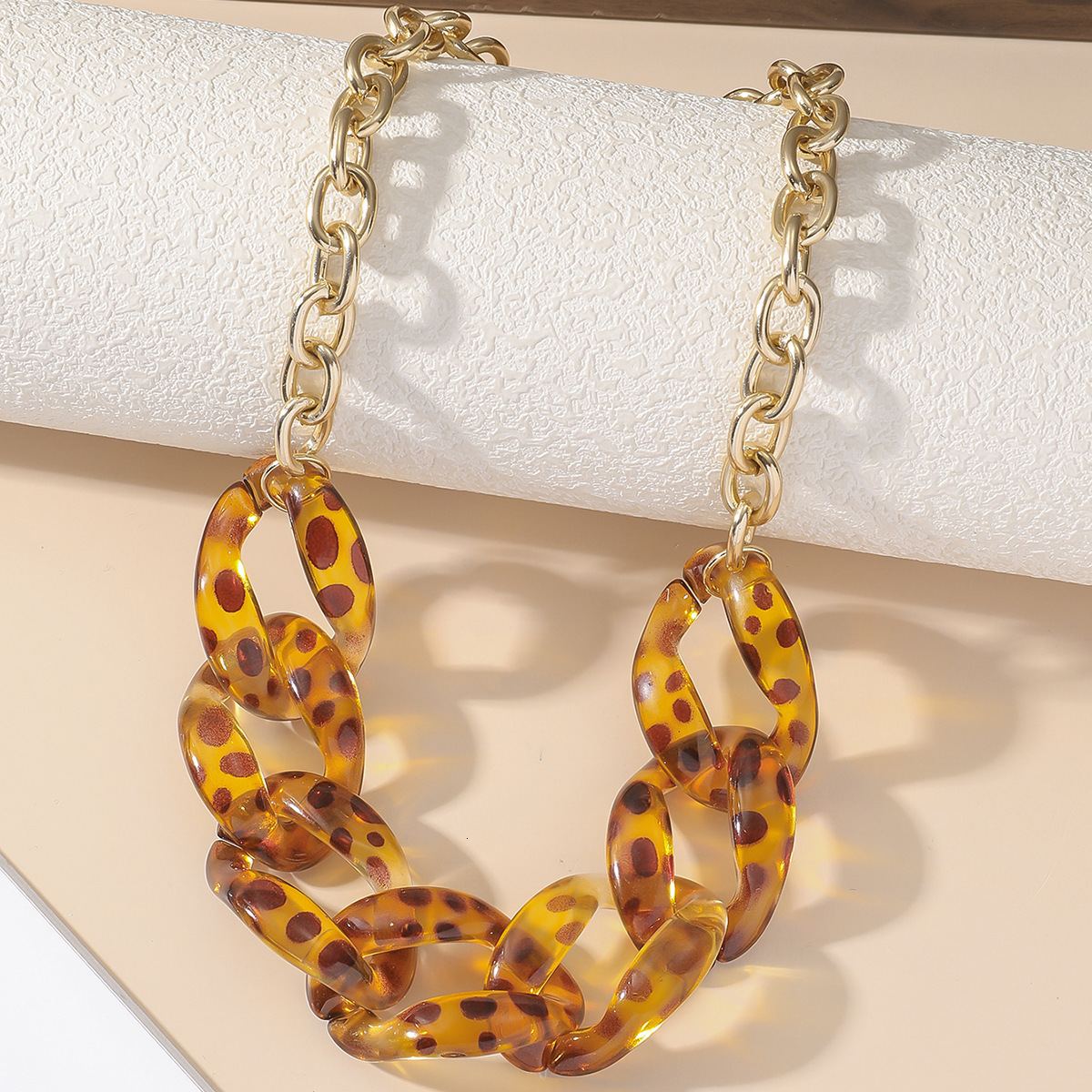 Ladies' acrylic leopard print with aluminum chain, personalized fashion trend necklace