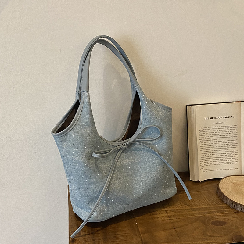 Free Shipping Designer Bag New Minimalist Fashionable Tote Bag Korean Version Commuter Womens Handbag Niche And Stylish Contrasting Single Shoulder Ba