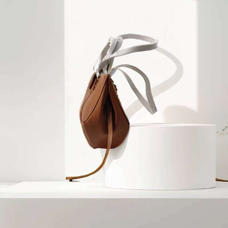 Classic Elegant Style Large Capacity Wing Crossbody Handbag Retro European American Niche Bucket Armpit Tote Bag Fashion