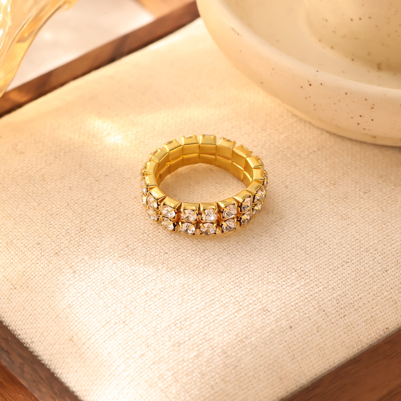 New Fashionable Diamond-Studded Metal Women, Round Ring for Stylish Outfits