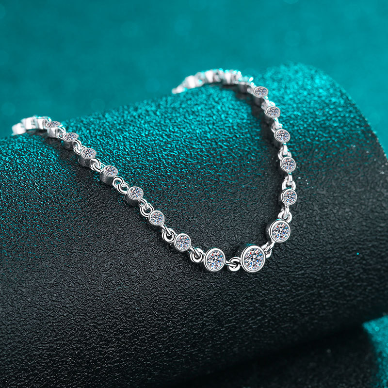 Sophisticate Your Style with This Charming 925 Silv' Necklace Featuring Radiant Moiss'te Beads