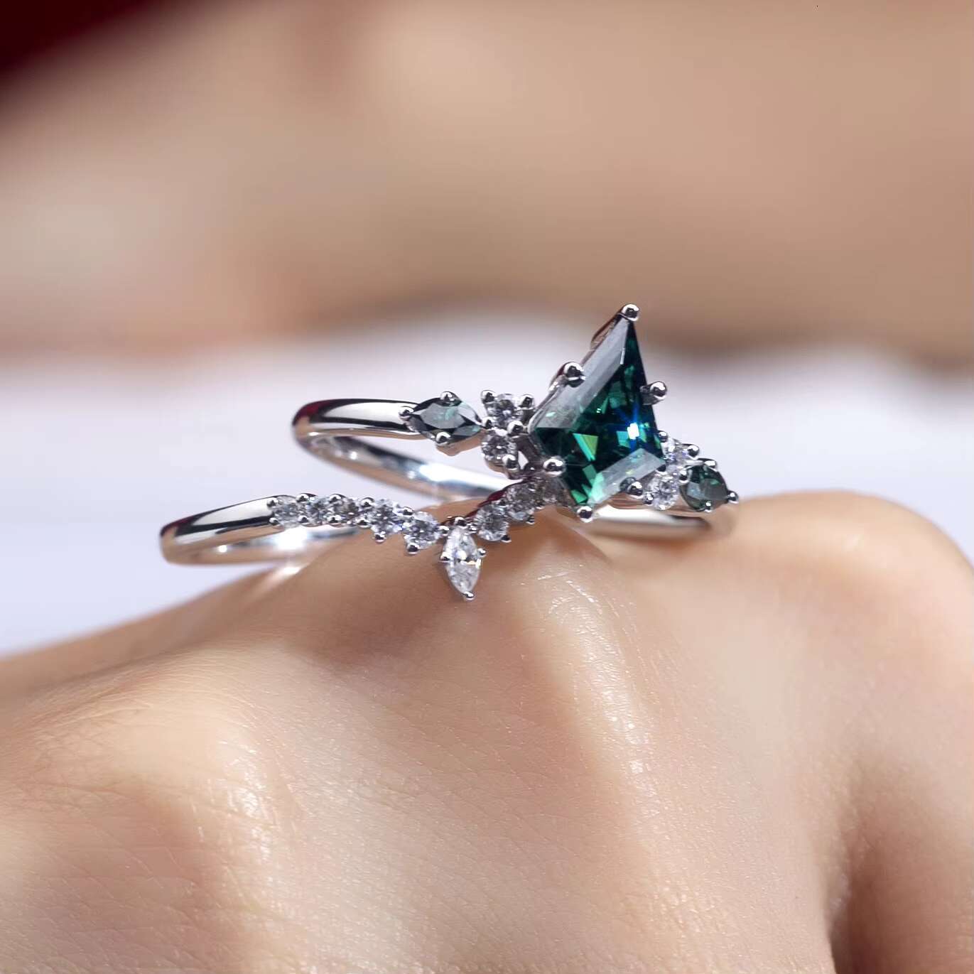 Hot Sale PT950 Jewelry Green Moissanite and Lab Grown Diamond Stackable Rings for Women