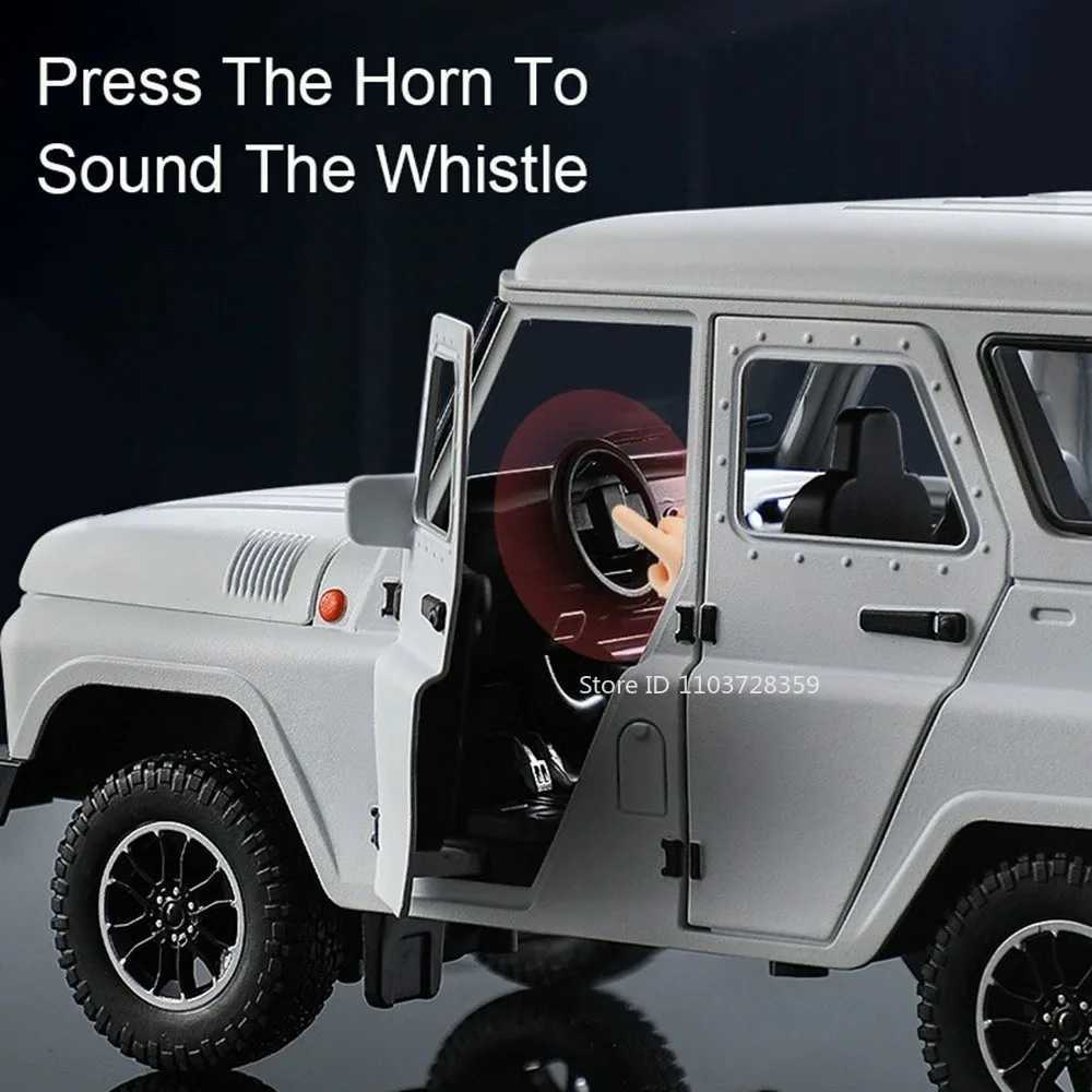 1 18 Russia UAZ Hunter Toy Model Off-road Vehicles Alloy Diecast RV Car Models Doors Opened Sound Light Pull Back for Kids Gifts Free shipping