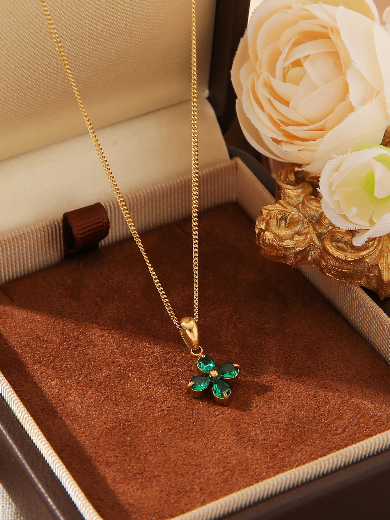 Fashion Colorful Flower Inlaid for Women, Light Titanium Steel Zircon Petal Color-Retaining Necklace