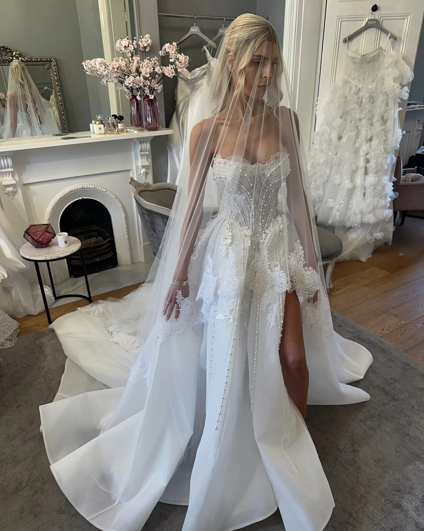 Elegant A Line Wedding Dress For Women Strapless Sleeveless Bridal Gown Appliques Pearls Lace Split Side Sweep Train Dresses Custom Made vestidos de n