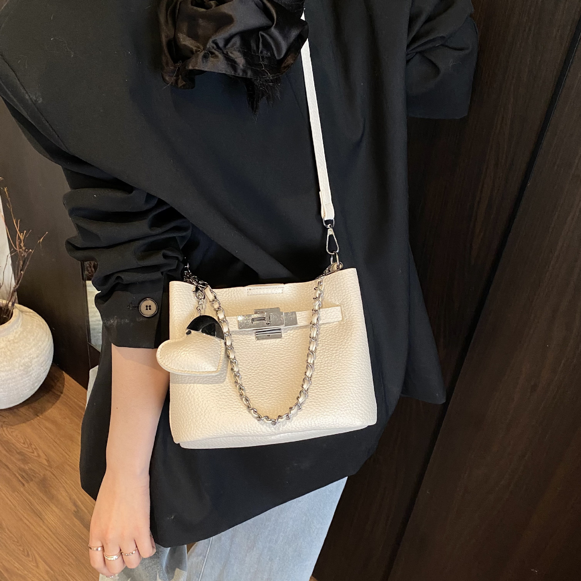 designer High-End Texture Fashion Handheld Bucket Bag 2025 Spring New Simple Shoulder Bag Trendy Casual Crossbody Bag