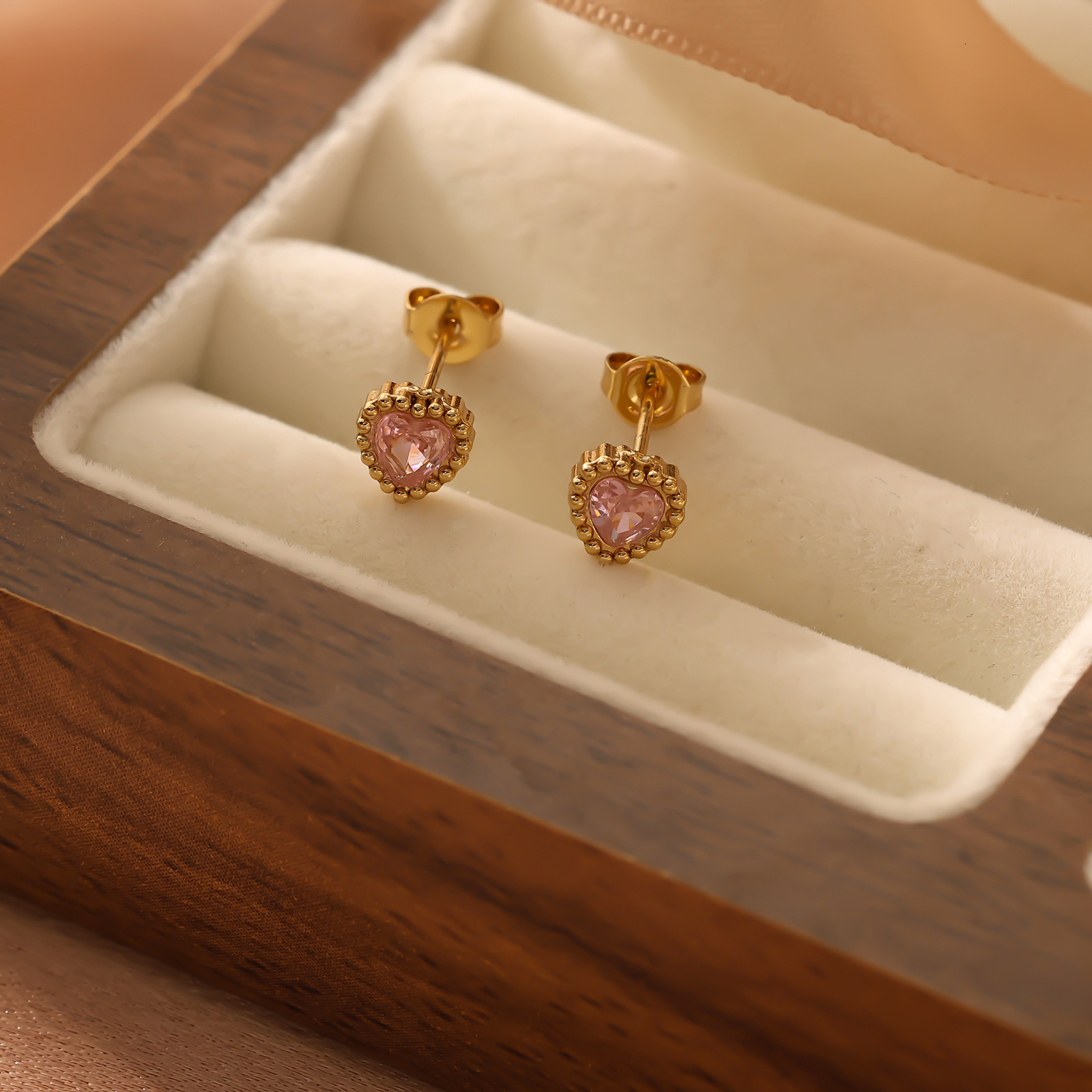 Unique Exquisite Sweet Heart-Shaped Stainless Small with Inlaid Dias Simple Versatile Gold-Plated Titanium Steel Earrings