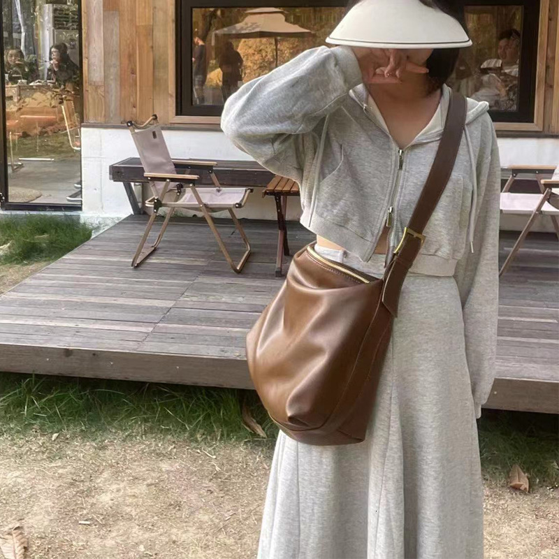 designer 2025 Korean Style Spring New Tote Bag for Women Simple Fashion Large Capacity Commuter Bag Trendy Soft Minimalist Crossbody Bag