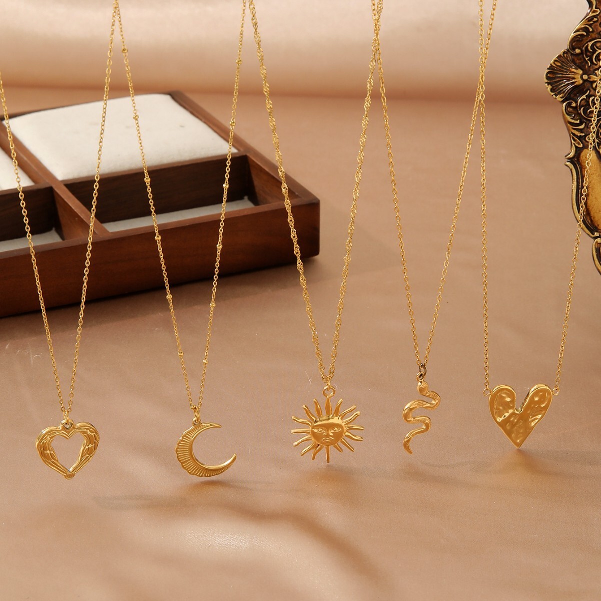 Fashion Stainless Steel Jewelry Simple Heart-Shaped Pendant Exquisite Oil Pressed Texture Gold Hollow Women's Style