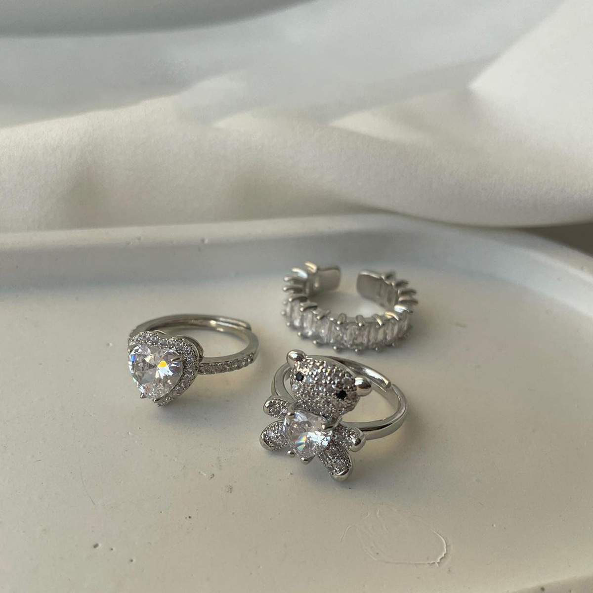 Hot selling Luxury style Heart shaped Diamond inlaid Rings with Cute Bear Design A Simple and Adorable Ring Set