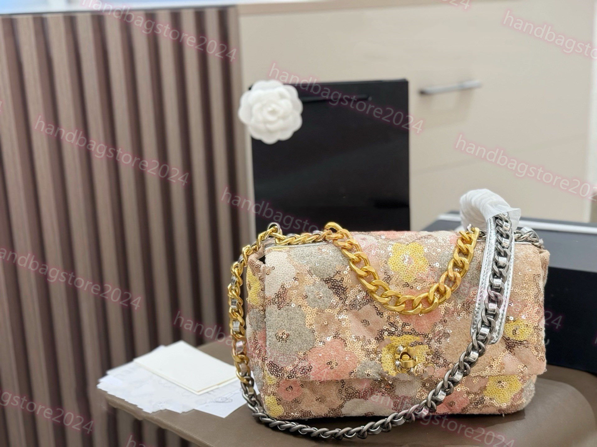 Le créateur classique 19 sac à perles de perle du sac d'épaule de fleur texture paillette de mode 25cm Sac à épaule à rabat adhésif et carré bril