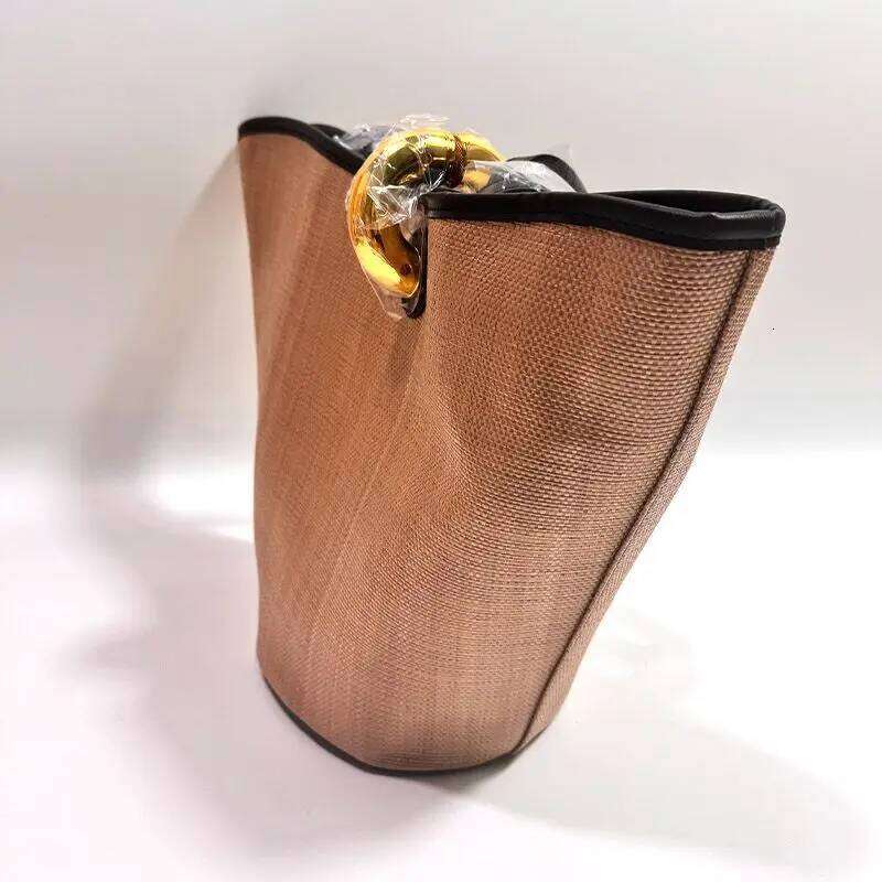 Hot Selling New Retro Women's Tote For Spring Summer , Niche Design Casual And Multi-Purpose Commuter Lock Basket Braided Bag Designer Bags