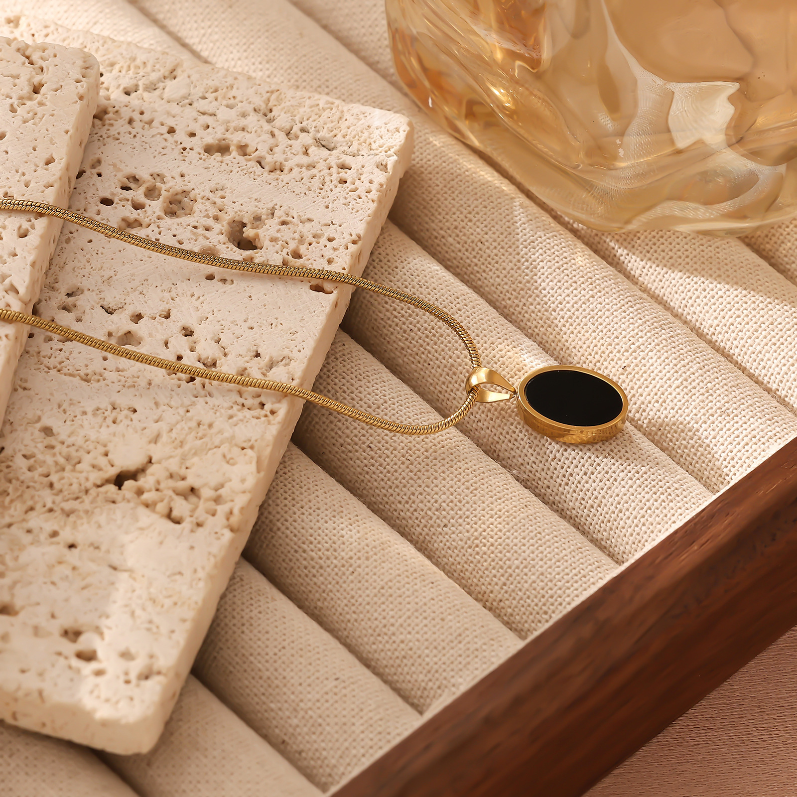 Light High-End Round Pendant Necklace for Women, Autumn Winter Ins Trend Design Titanium Steel Non-Fading Clavicle Accessory