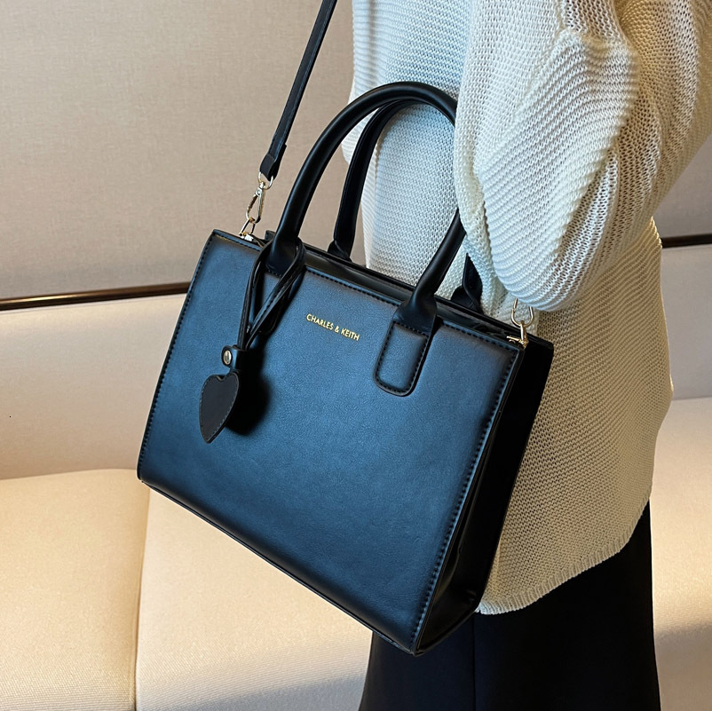 designer Wedding Bag Feel Crossbody Small Bag Women's Bag 2024 New Bridesmaid Bag Handheld Small Bag Red Wedding Bride Bag