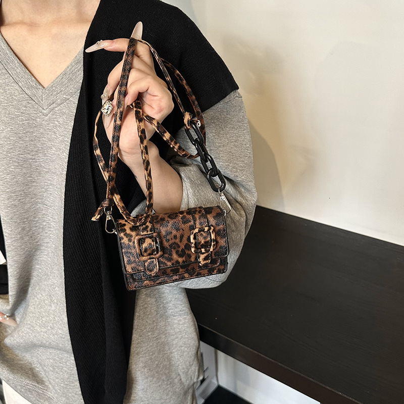 Free Shipping Designer Bag Autumn Womens 2025 New Trendy Korean Version Fashionable And Personalized Small Square Bag Beautiful Single Shoulder Crossb