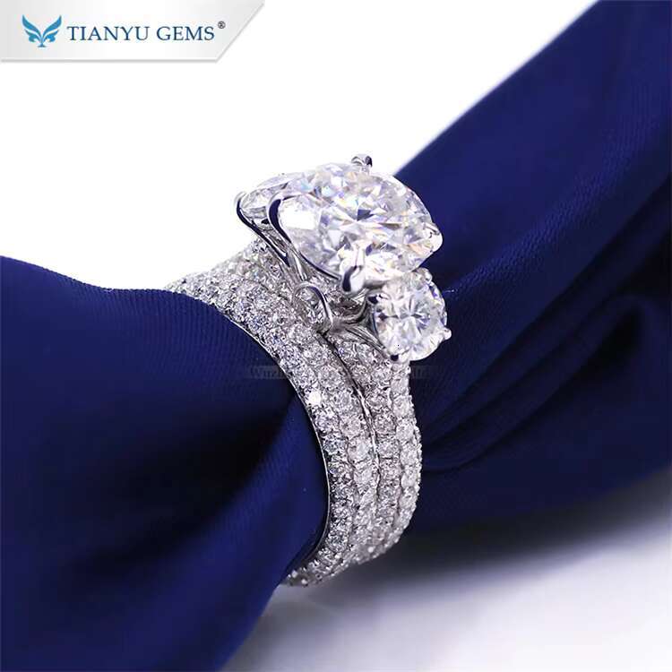 New Arrival Customized THREE Stone Moissanite White Gold Ring for Wedding Bands Engagement Ring One Set