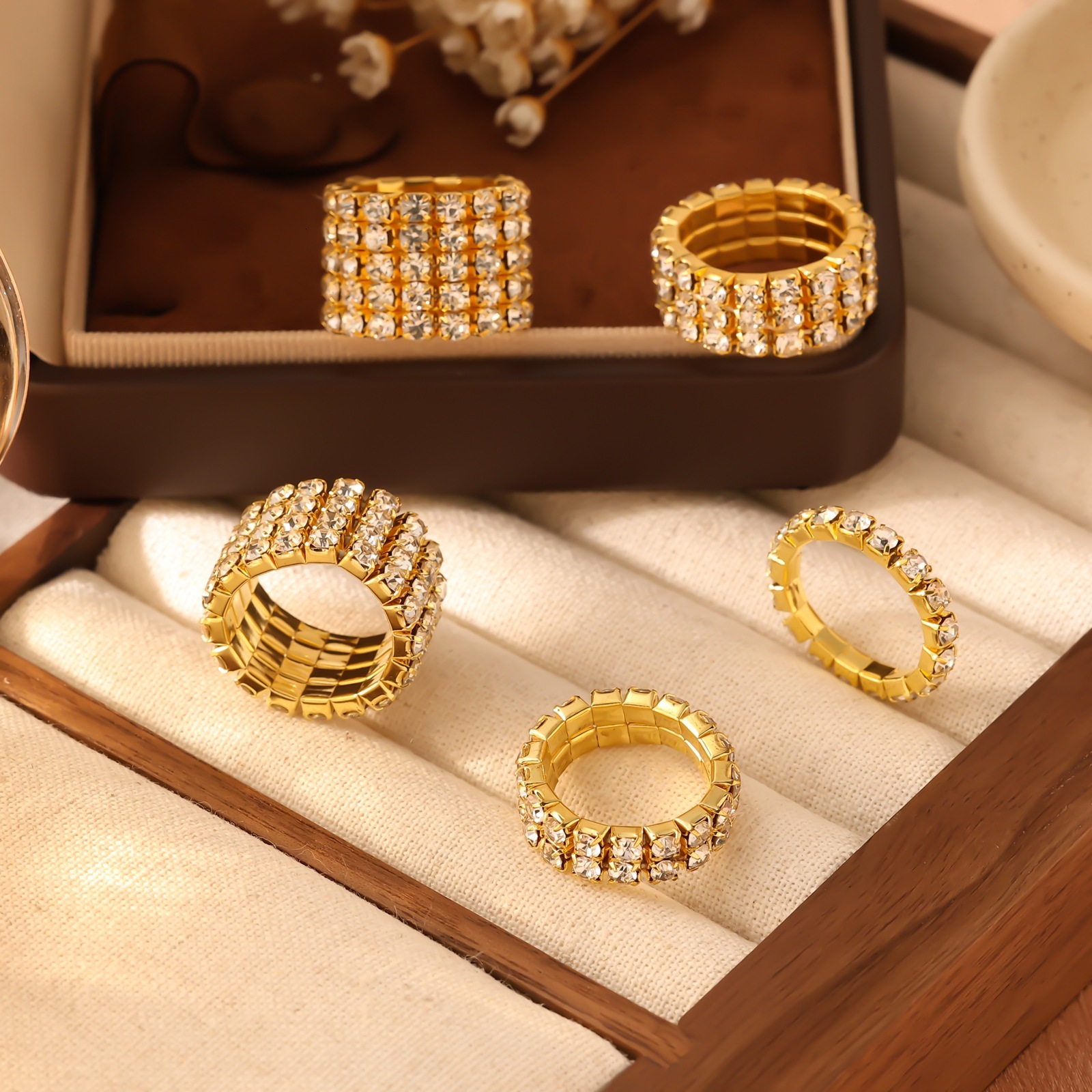 New Fashionable Diamond-Studded Metal Women, Round Ring for Stylish Outfits