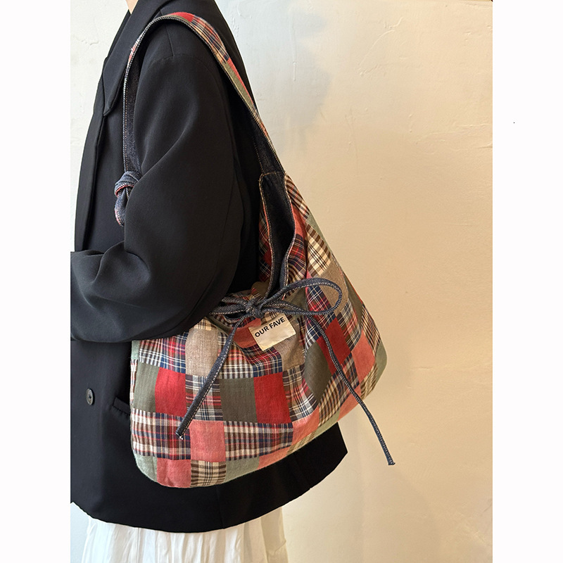 designer Spring New INS Style Large Capacity Simple Versatile Fashion Retro Single Shoulder Office Commuter Bag