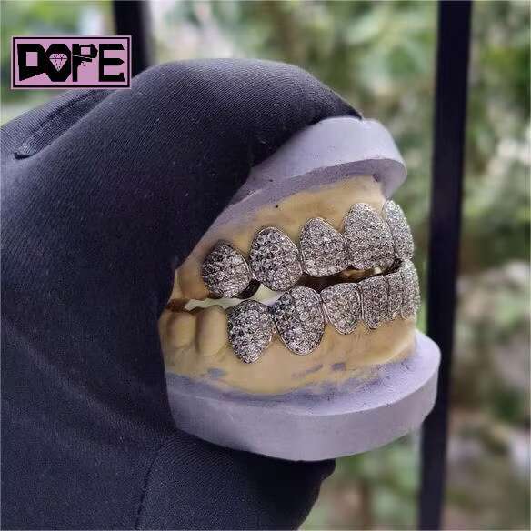 Custom Iced Out Vvs Moissanite Diamond Grillz 925 Sterling Sliver Hand Setting Moissanite Grillz
