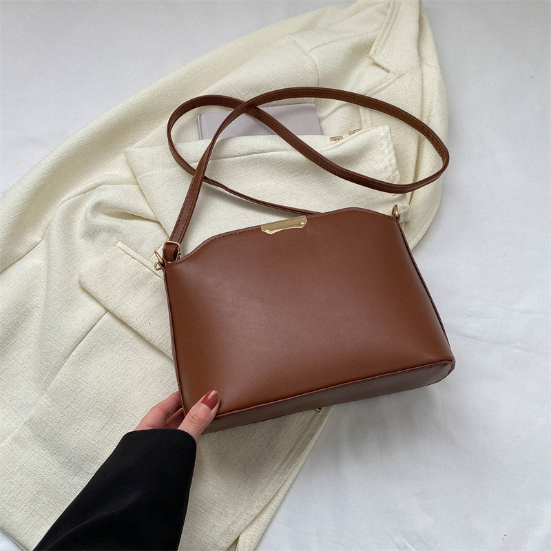 Retro and minimalist women's small bag, new fashionable large capacity shoulder width crossbody bag, designer women's shoulder bag