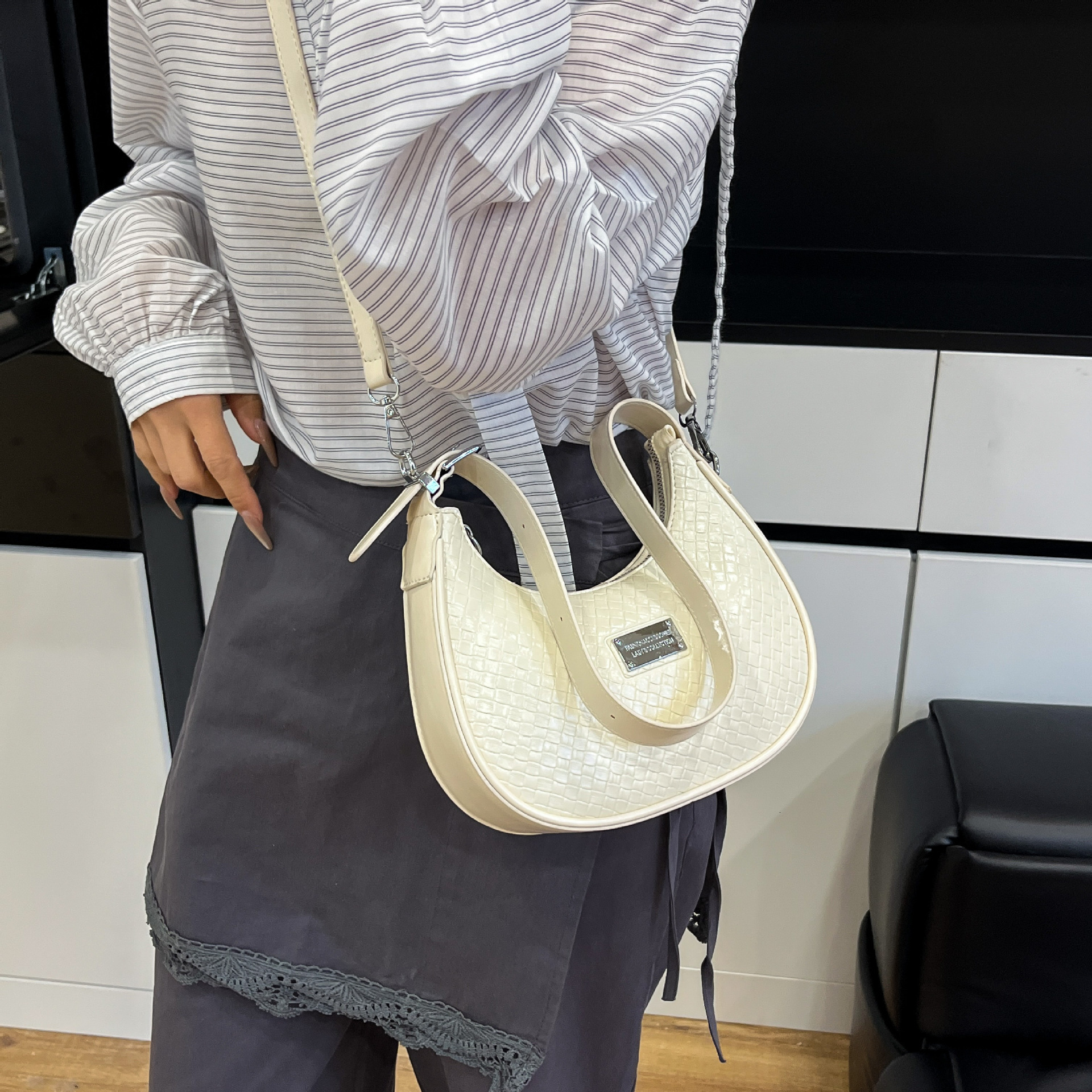 designer Cross-border French Style High-end Underarm Bag for Women 2025 Summer New Versatile Fashion Niche Crescent Bag Crossbody Bag