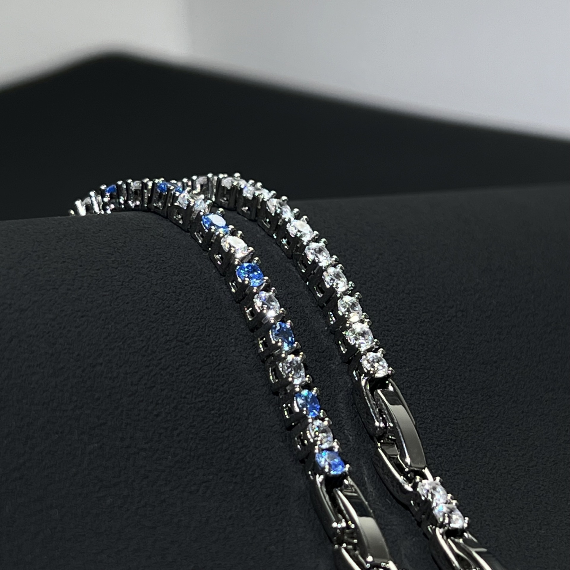 Luxury Female Wrist Ornament: Intricate Design of Brilliance Combining A Dazzling Stone