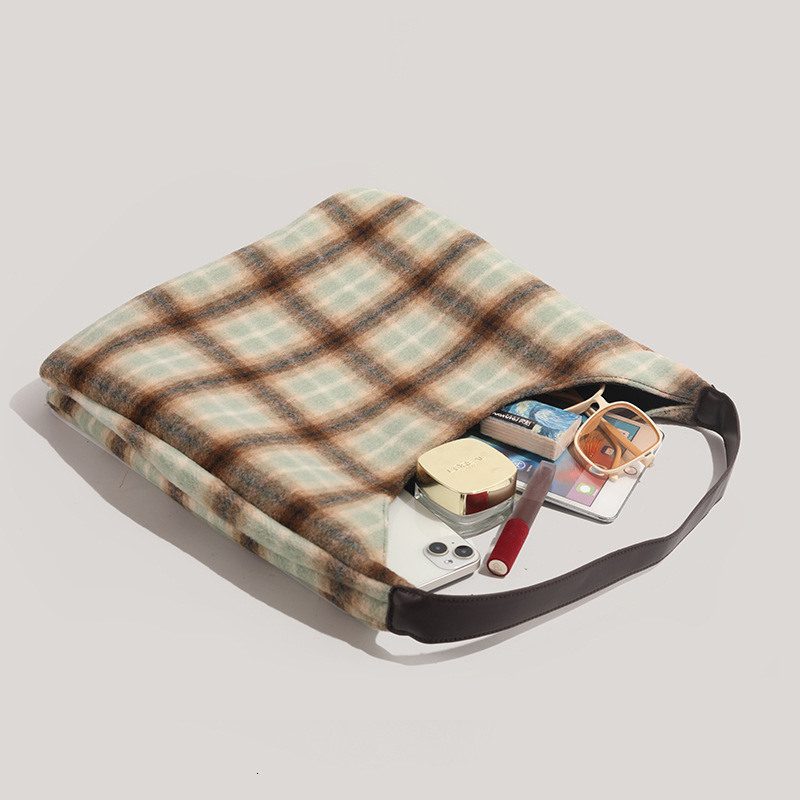 designer High-end Large Capacity Bag for Women 2025 New Autumn Winter Fashion Wool Plaid Shoulder Bag Commuter Tote Bag for Women