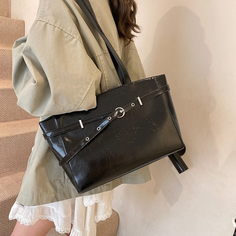 Korean style niche commuting multifunctional handbag retro fashion women fashion s fashion large capacity shoulder bag designer women s crossbody bag