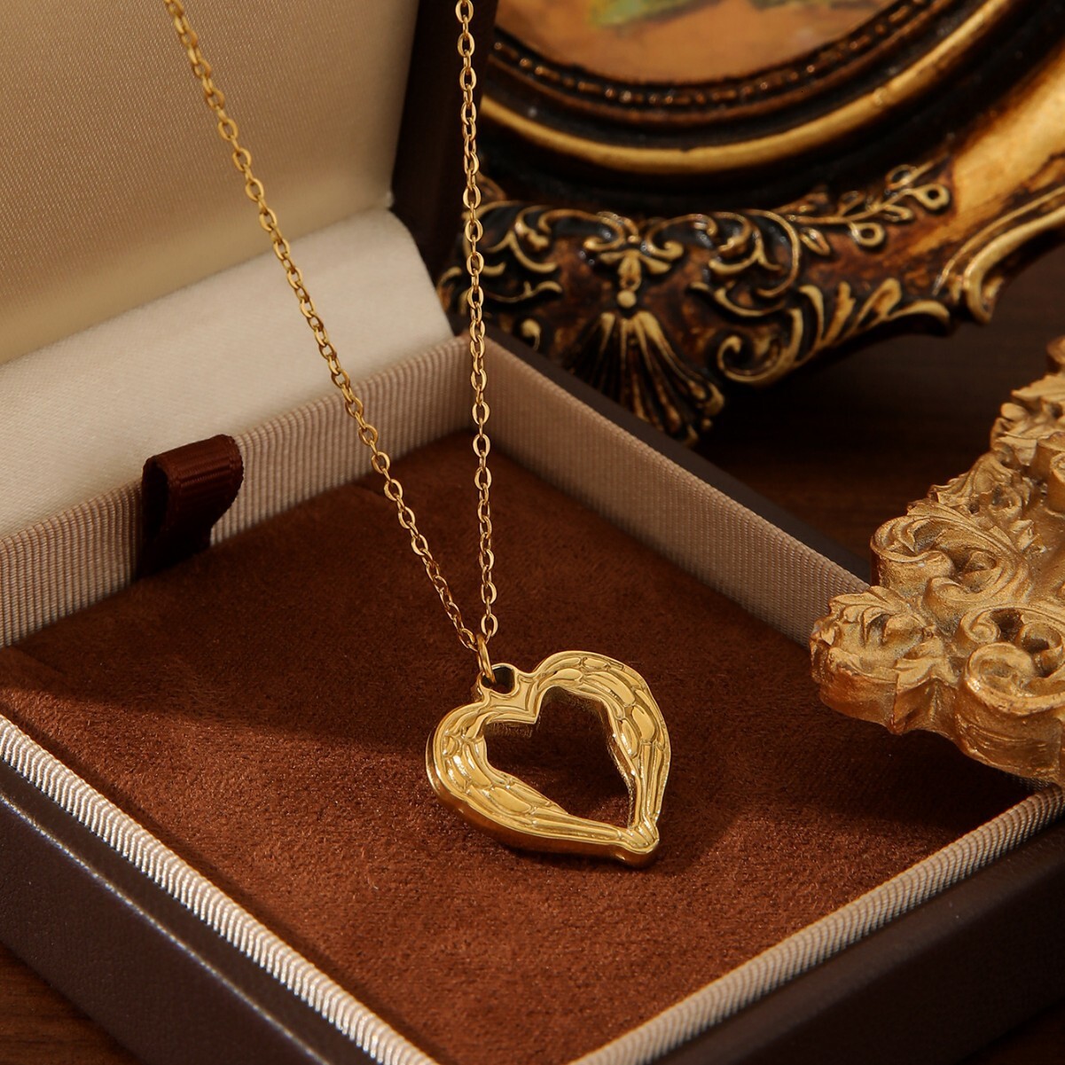 Fashion Stainless Steel Jewelry Simple Heart-Shaped Pendant Exquisite Oil Pressed Texture Gold Hollow Women's Style