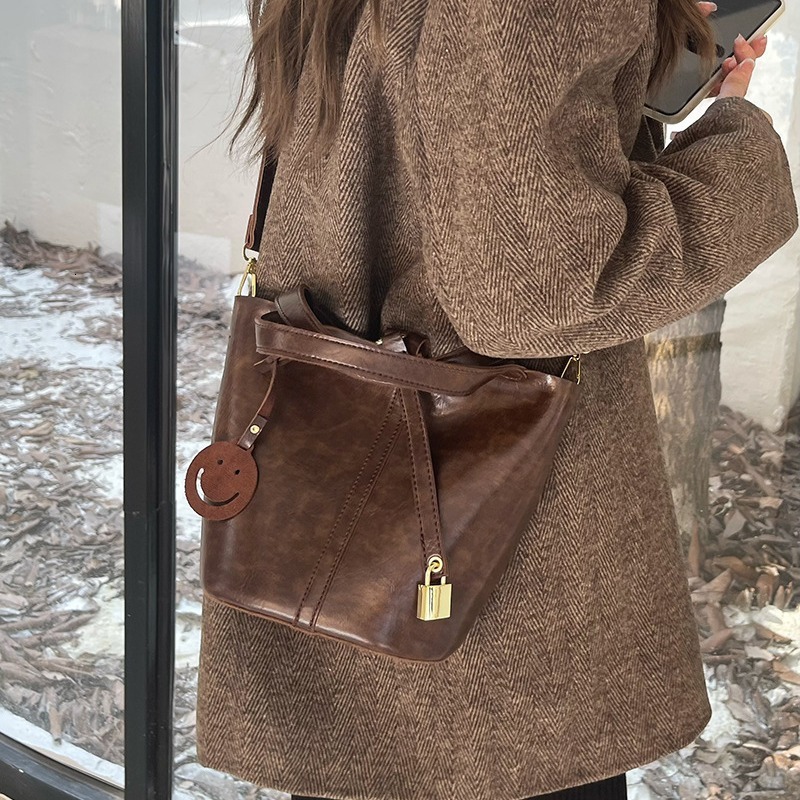 designer Milad Retro Handheld Basket Bag for Women Autumn Winter 2025 New Fashion Trendy Bucket Bag Versatile Crossbody Bag