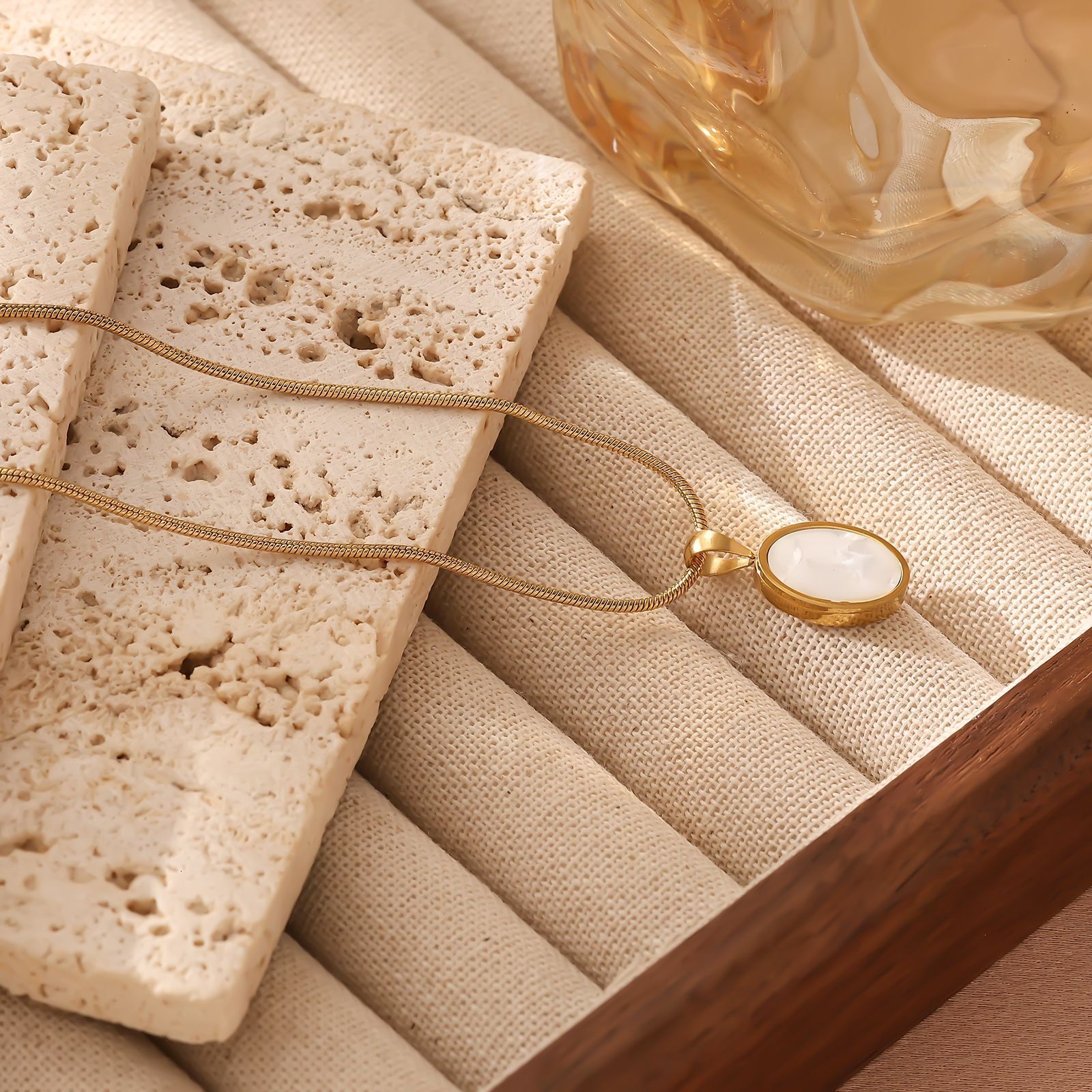 Light High-End Round Pendant Necklace for Women, Autumn Winter Ins Trend Design Titanium Steel Non-Fading Clavicle Accessory