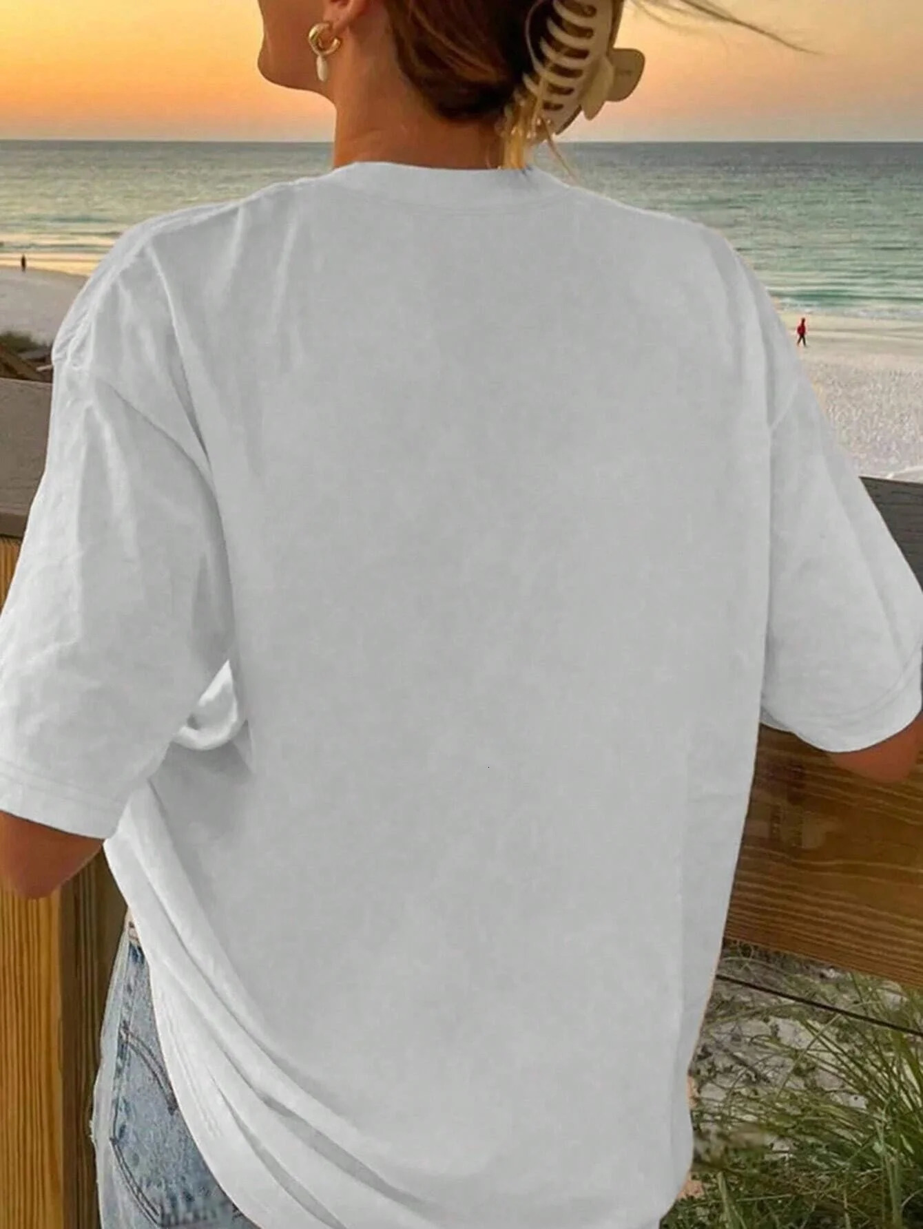 Dachshund and letter print short-sleeved T-shirt Casual and versatile style Suitable for summer daily wear and going out 250529