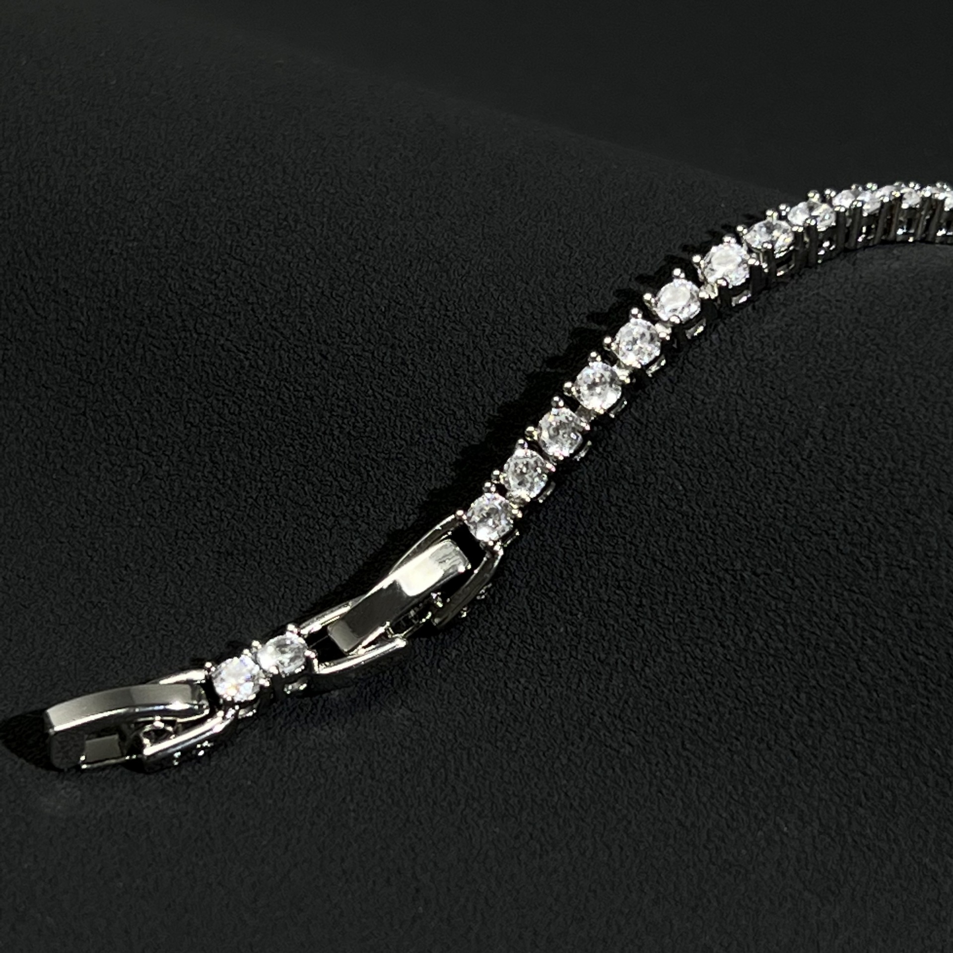 Luxury Female Wrist Ornament: Intricate Design of Brilliance Combining A Dazzling Stone